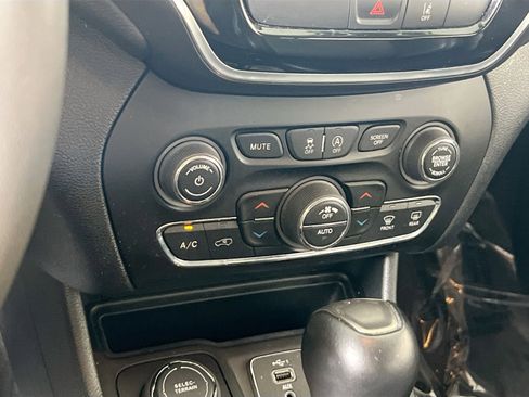 Used 2022 Jeep Cherokee Limited w/ Mopar Interior Package image 14