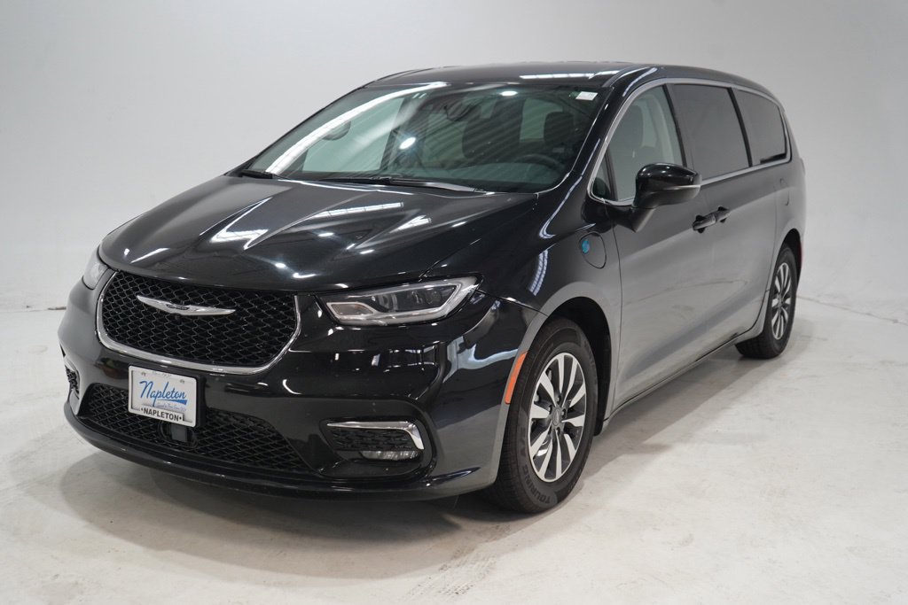 Used 2023 Chrysler Pacifica Touring-L FWD image 3