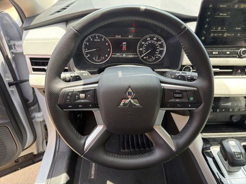 Used 2025 Mitsubishi Outlander SE FWD image 14