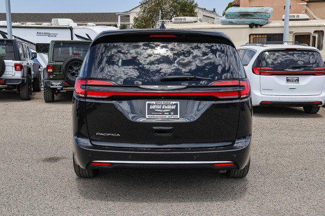 Used 2023 Chrysler Pacifica Touring-L FWD image 5