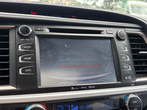 Used 2019 Toyota Highlander XLE FWD image 10