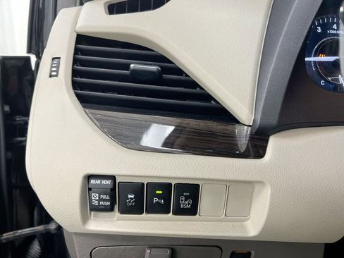 Used 2016 Toyota Sienna XLE Premium image 17