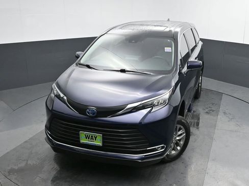 Used 2024 Toyota Sienna XLE image 38