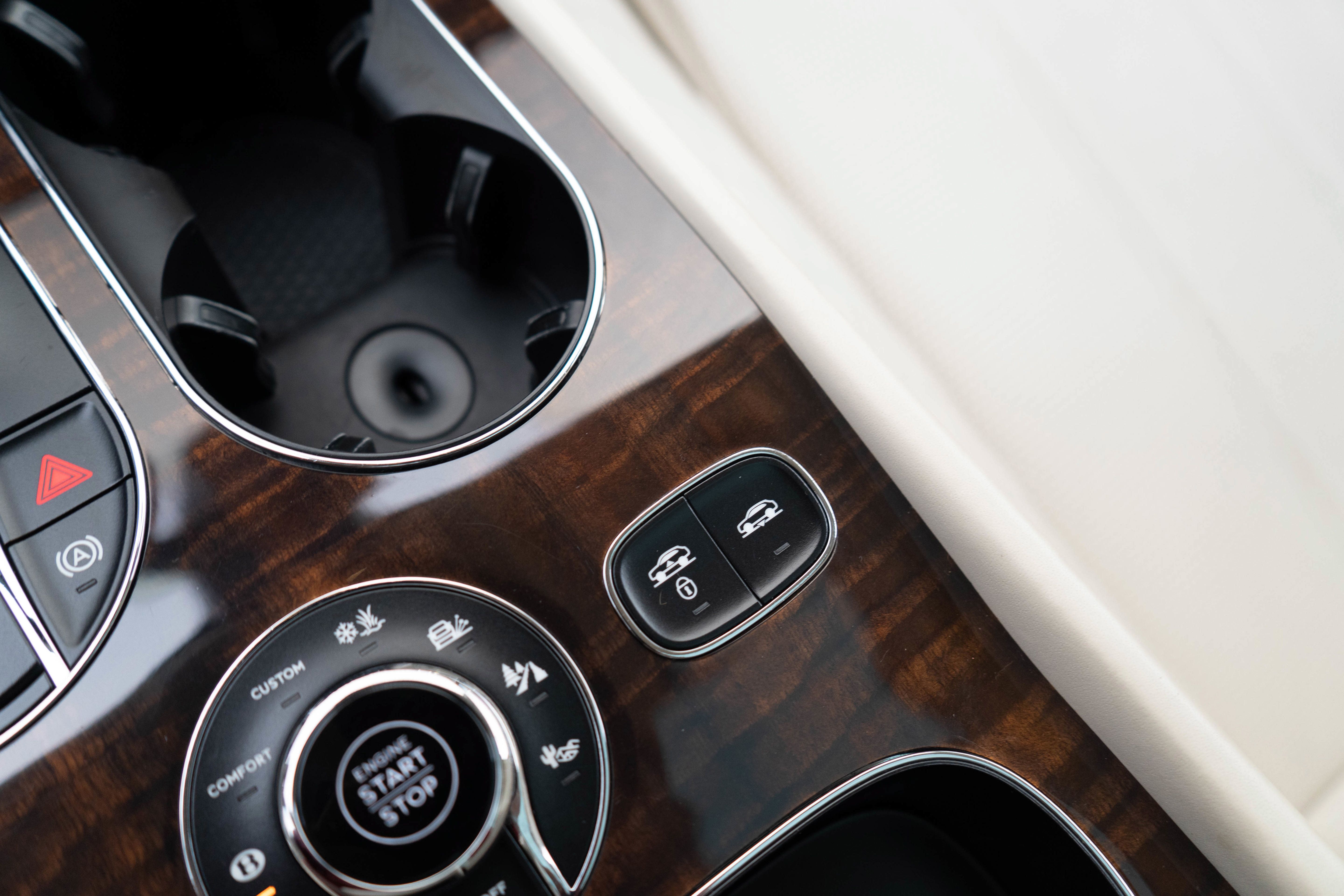 Used 2017 Bentley Bentayga AWD/4WD image 25