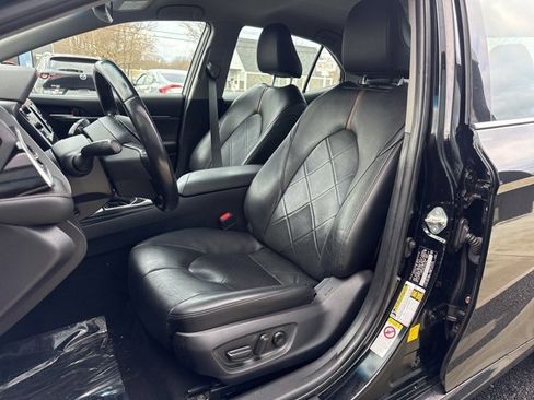 Used 2018 Toyota Camry L image 10