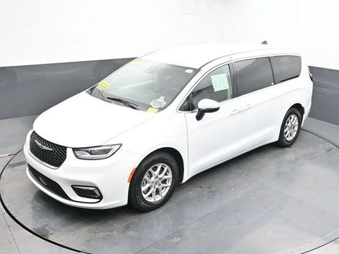Used 2023 Chrysler Pacifica Touring-L FWD image 41