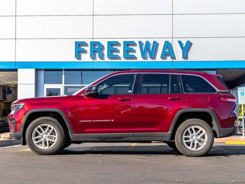 Used 2024 Jeep Grand Cherokee Laredo X image 2