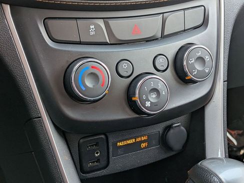 Used 2022 Chevrolet Trax LT w/ LT Convenience Package AWD/4WD image 27