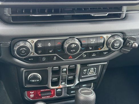 Used 2025 Jeep Gladiator Mojave w/ Safety Group AWD/4WD image 20