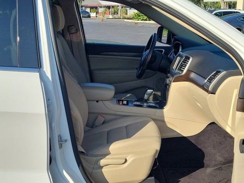 Used 2018 Jeep Grand Cherokee Laredo RWD image 9