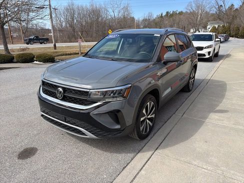 Used 2022 Volkswagen Taos SE image 3