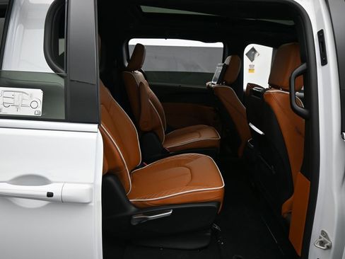 New 2026 Chrysler Pacifica Pinnacle image 47