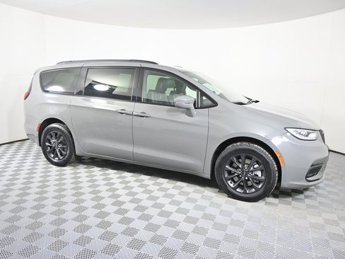 Used 2022 Chrysler Pacifica Touring-L w/ S Appearance Package image 8