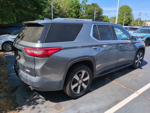 Used 2018 Chevrolet Traverse LT w/ LPO, 'HIT The Road' Package FWD image 5