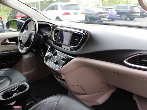 Used 2019 Chrysler Pacifica Touring-L FWD image 17