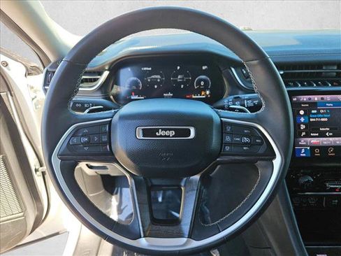 Used 2023 Jeep Grand Cherokee Limited image 13