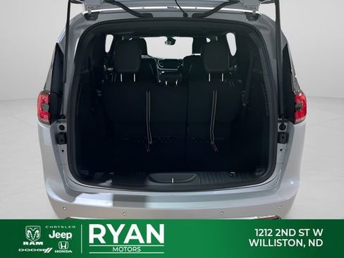 New 2026 Chrysler Pacifica Select AWD/4WD image 13