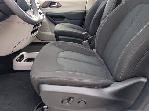 Used 2023 Chrysler Voyager LX FWD image 6