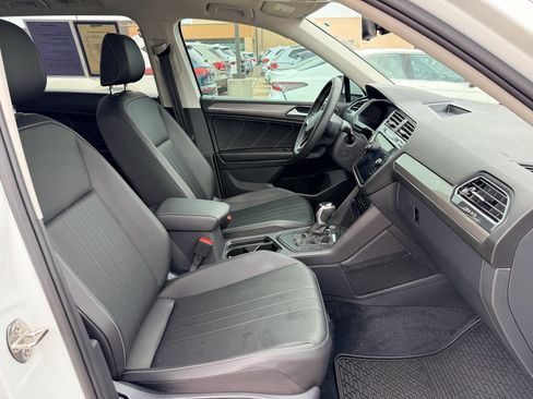 Used 2022 Volkswagen Tiguan SE w/ Panoramic Sunroof Package FWD image 12