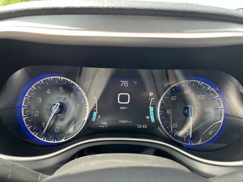 Used 2023 Chrysler Pacifica Touring FWD image 10