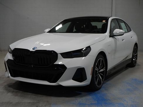 New 2027 BMW 550e xDrive AWD/4WD image 1