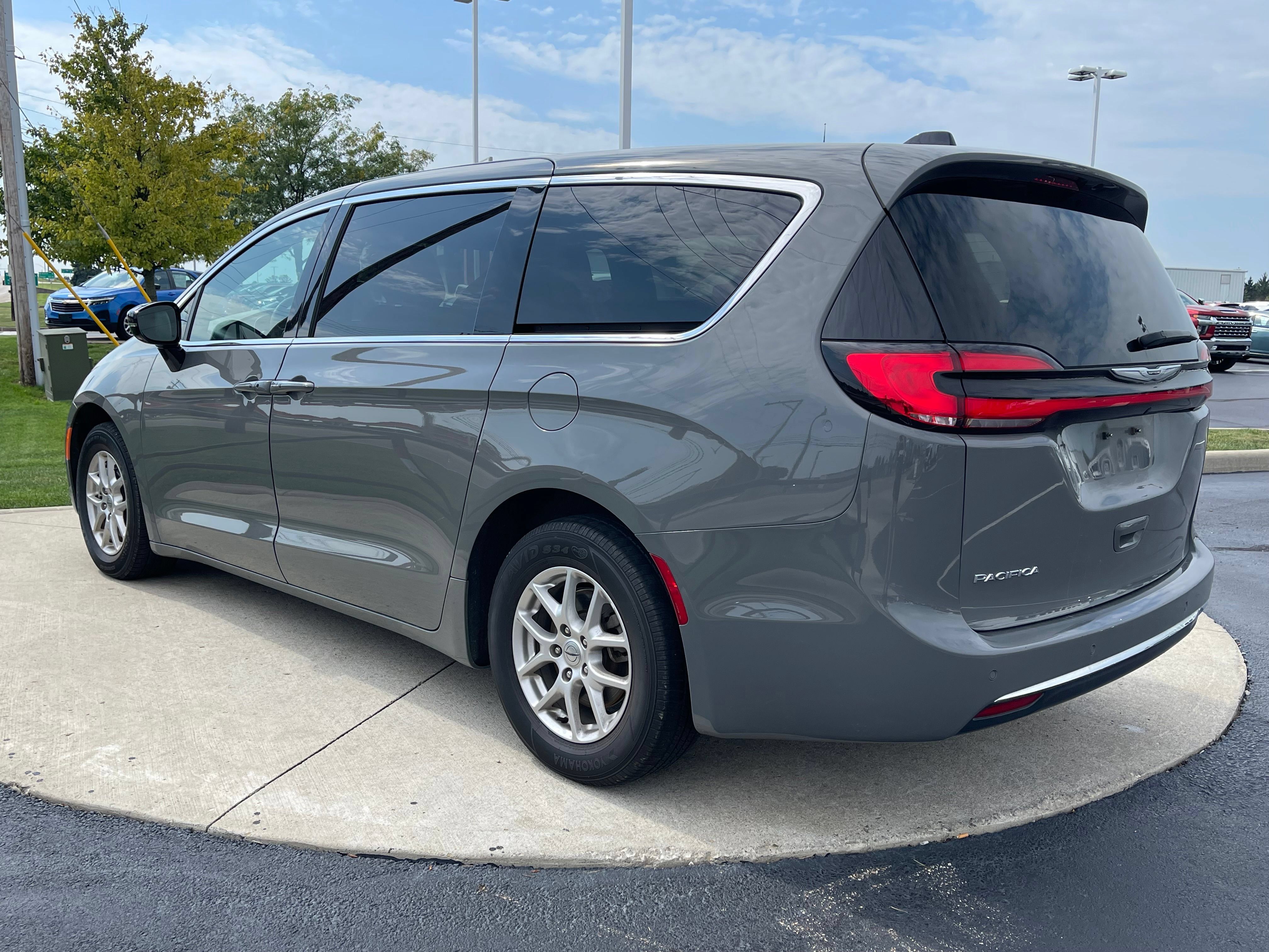 Used 2025 Chrysler Pacifica Select FWD image 5