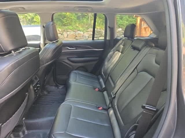 Used 2023 Jeep Grand Cherokee Limited w/ Black Appearance Package AWD/4WD image 6