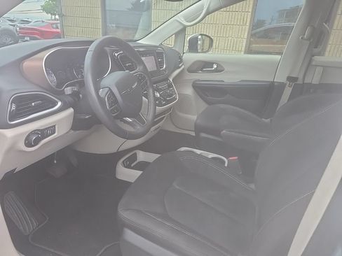 Used 2023 Chrysler Voyager LX FWD image 7