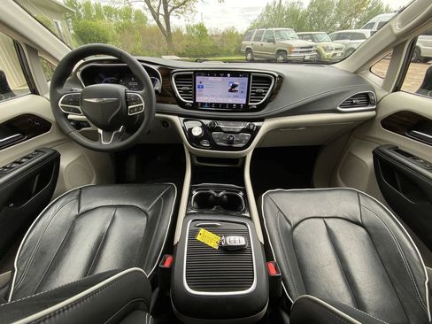 Used 2023 Chrysler Pacifica Limited FWD image 14