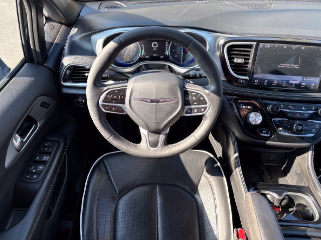 Used 2026 Chrysler Pacifica Limited FWD image 26