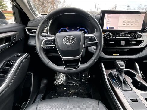 Used 2023 Toyota Highlander Limited image 6