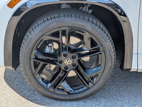 Used 2025 Volkswagen Tiguan SE R-Line image 10