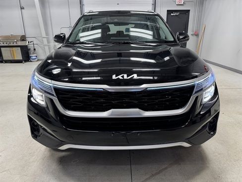 Used 2022 Kia Seltos EX image 2