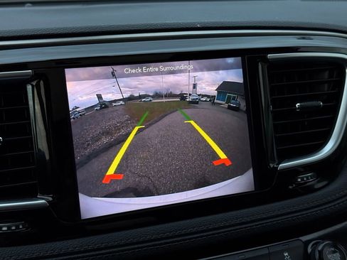 Used 2018 Chrysler Pacifica Limited image 42