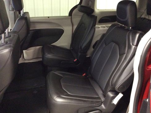 Used 2024 Chrysler Pacifica Touring-L image 32