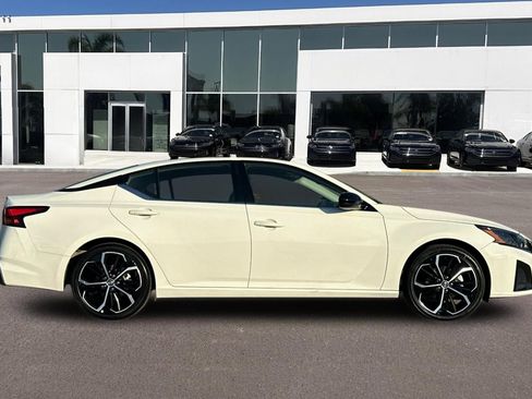 Used 2024 Nissan Altima 2.5 SR image 2