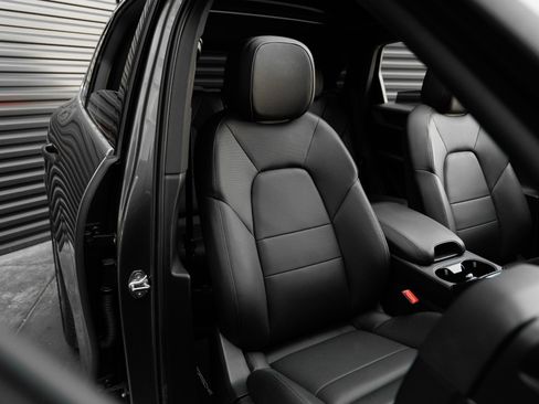 Certified 2025 Porsche Cayenne AWD/4WD image 34