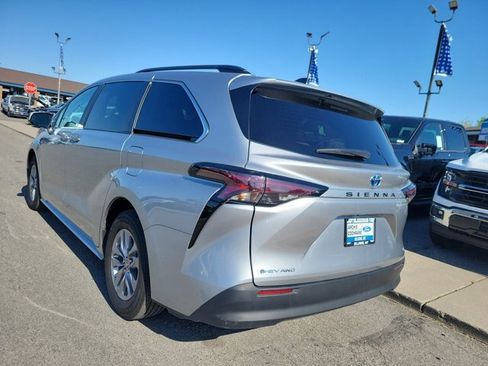 Used 2025 Toyota Sienna LE AWD/4WD image 3