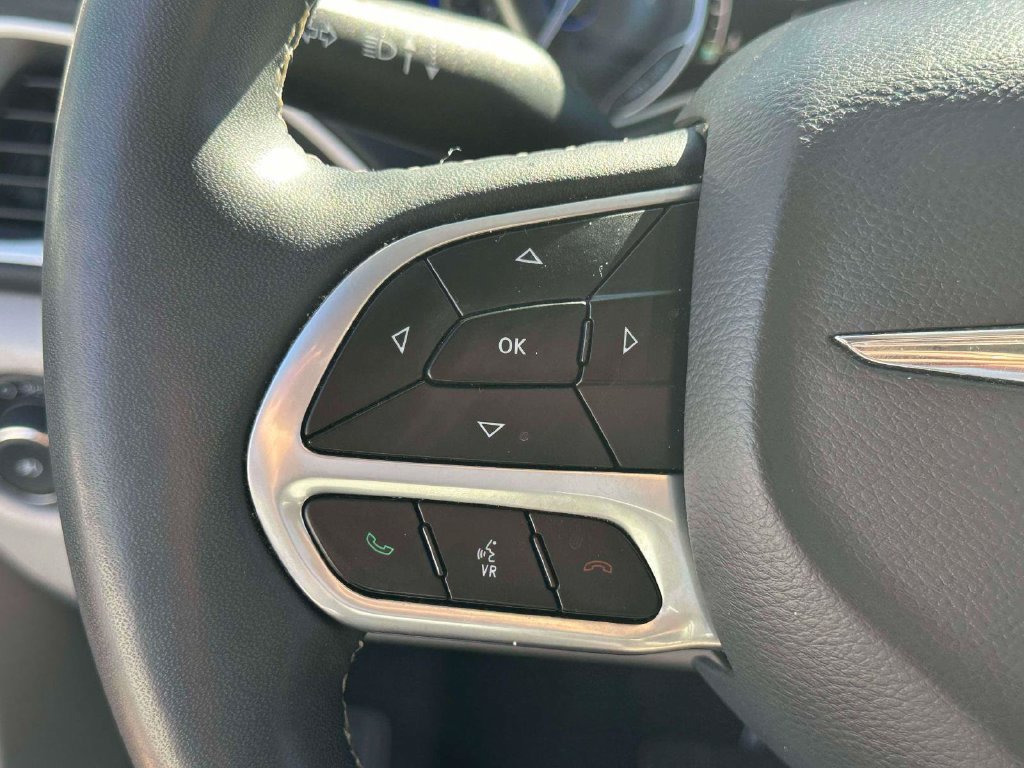 Used 2023 Chrysler Pacifica Touring-L FWD image 21