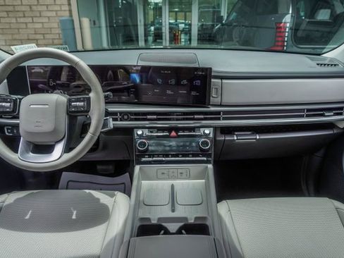 Used 2025 Hyundai Santa Fe SEL FWD image 5