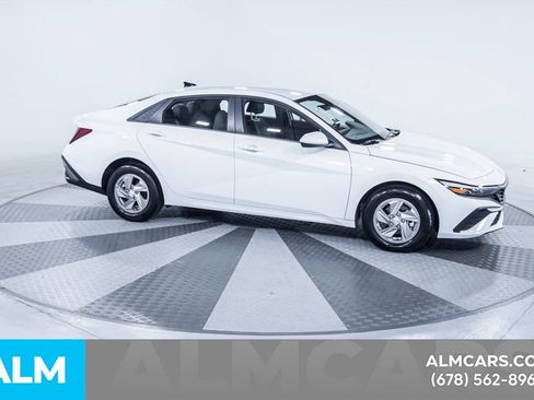 Used 2025 Hyundai Elantra SE image 13