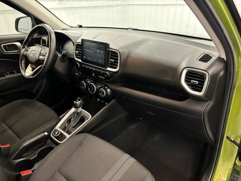 Used 2024 Hyundai Venue SEL image 32