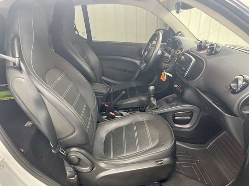 Used 2016 smart fortwo Prime RWD image 19