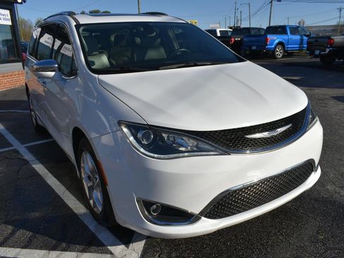 Used 2020 Chrysler Pacifica Limited image 4