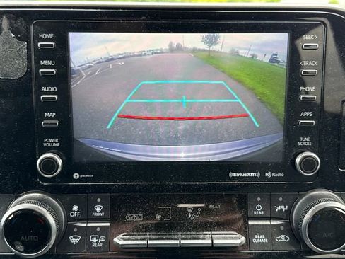 Used 2022 Toyota Highlander LE AWD/4WD image 31