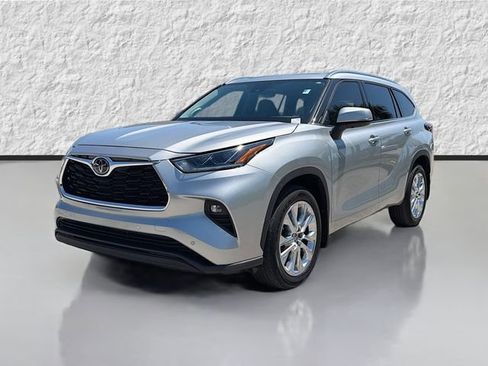 Used 2024 Toyota Highlander Limited FWD image 7