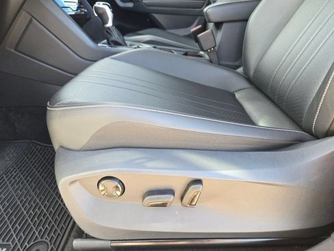 Used 2024 Volkswagen Tiguan SE AWD/4WD image 19