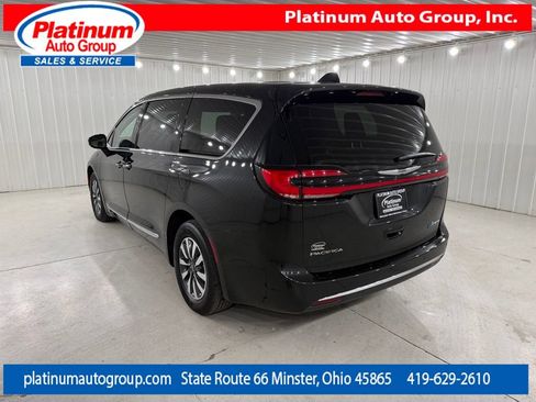 Used 2023 Chrysler Pacifica Limited FWD image 3