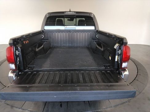 Used 2018 Toyota Tacoma TRD Off-Road image 9