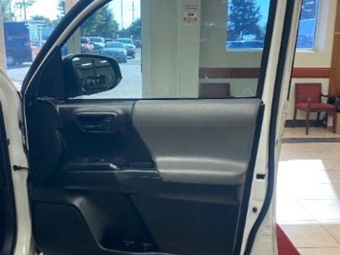 Used 2019 Toyota Tacoma SR w/ SR Convenience Package image 9